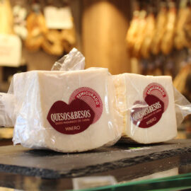 QUESO SEMICURADO DE LECHE CRUDA DE CABRA MINERO ''QUESOS Y BESOS''